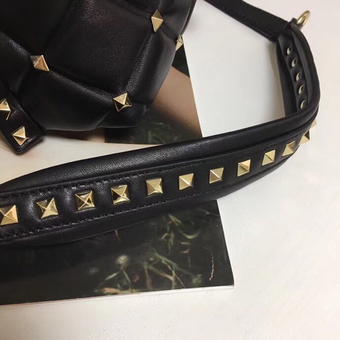 Va1e*ntin0 garavani black vltn quilted candystud bag
