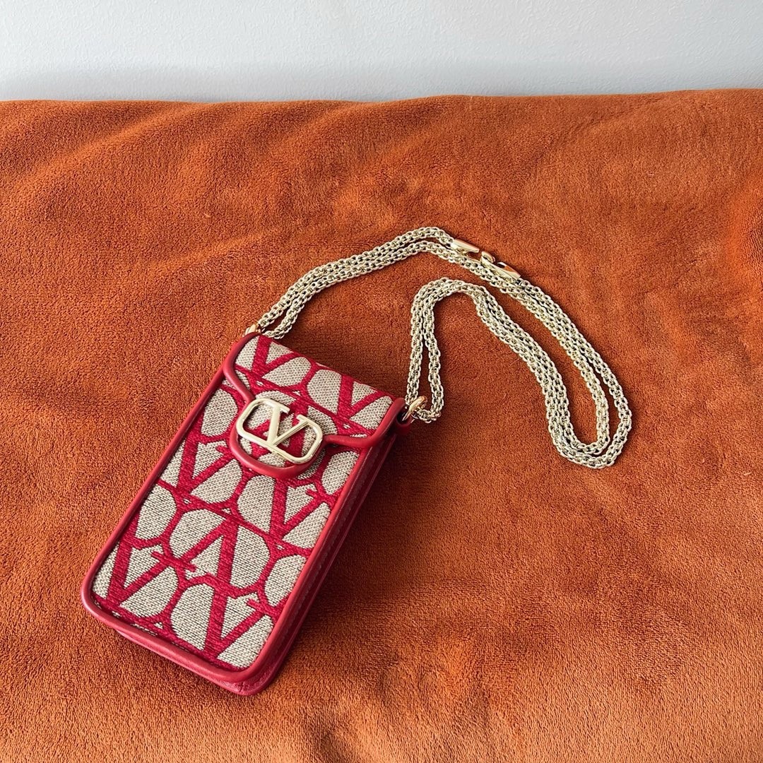 Va1e*ntin0 loco phone case in red toile iconographe with chain