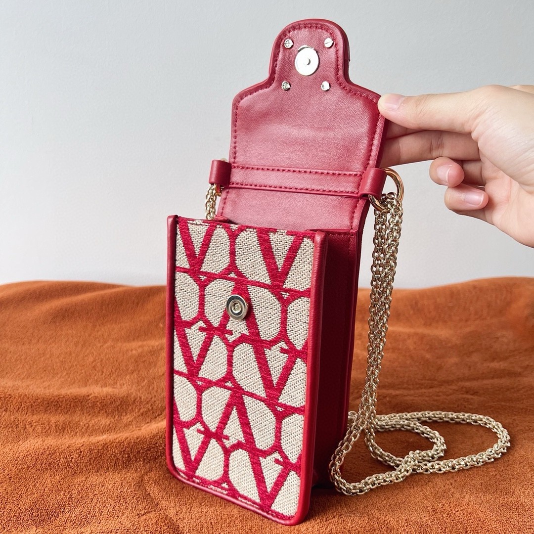 Va1e*ntin0 loco phone case in red toile iconographe with chain
