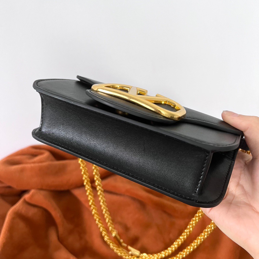 Va1e*ntin0 loco small shoulder bag in black calfskin