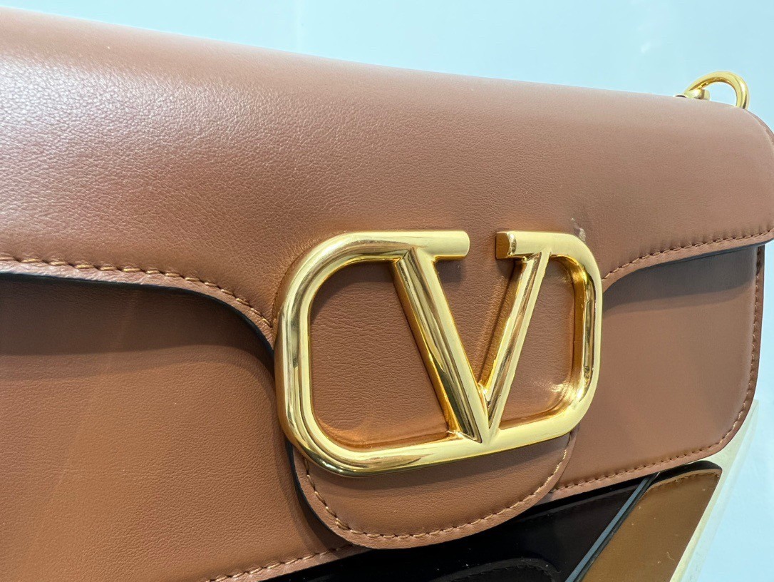 Va1e*ntin0 loco large shoulder bag in brown calfskin
