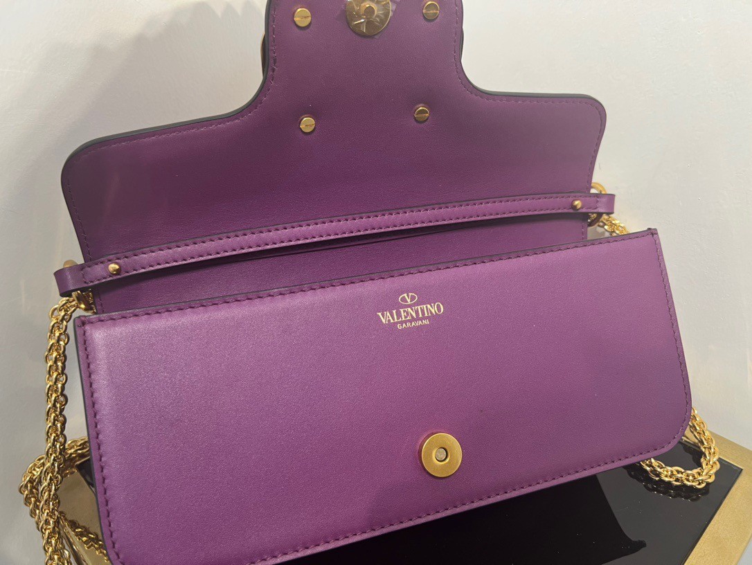 Va1e*ntin0 loco large shoulder bag in purple calfskin