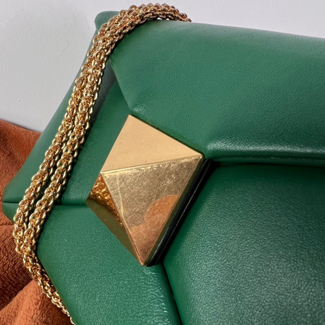 Va1e*ntin0 one stud chain bag in green nappa leather