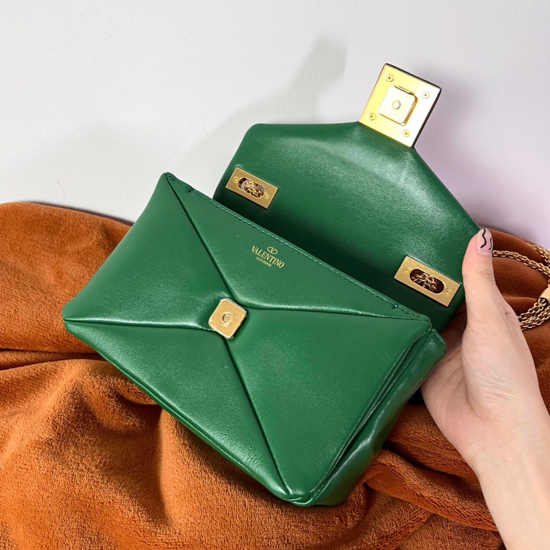 Va1e*ntin0 one stud chain bag in green nappa leather