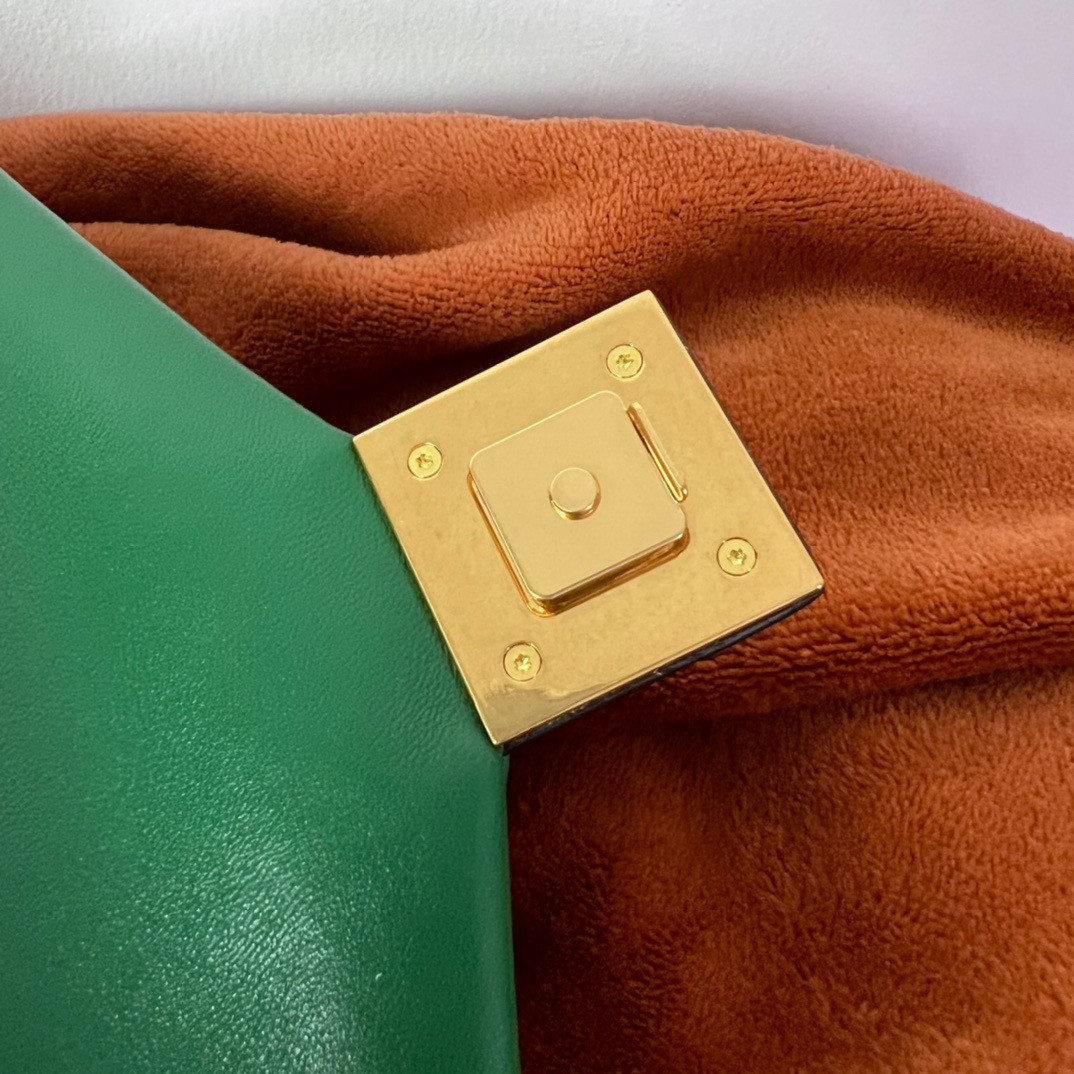 Va1e*ntin0 one stud chain bag in green nappa leather