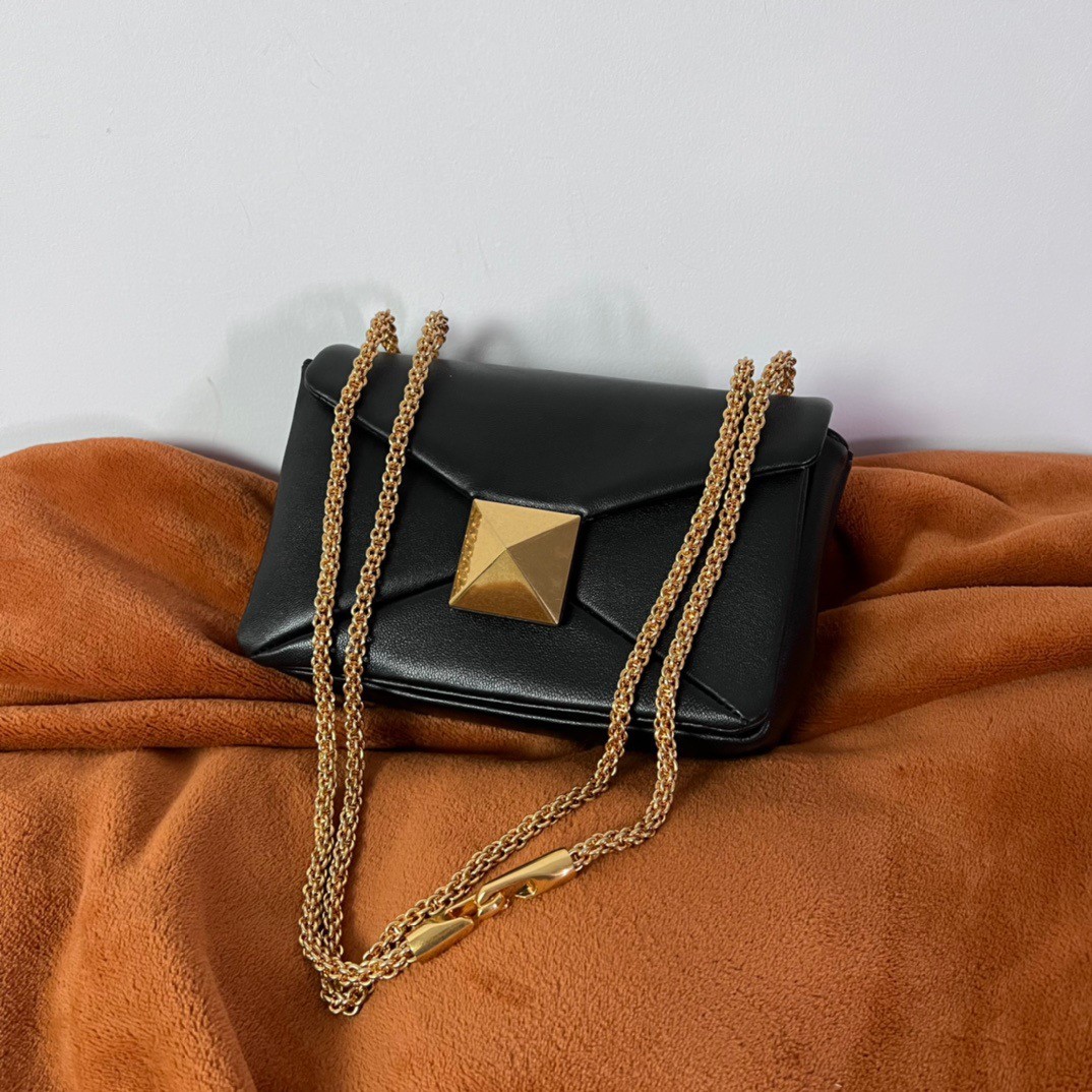Va1e*ntin0 one stud chain bag in black nappa leather