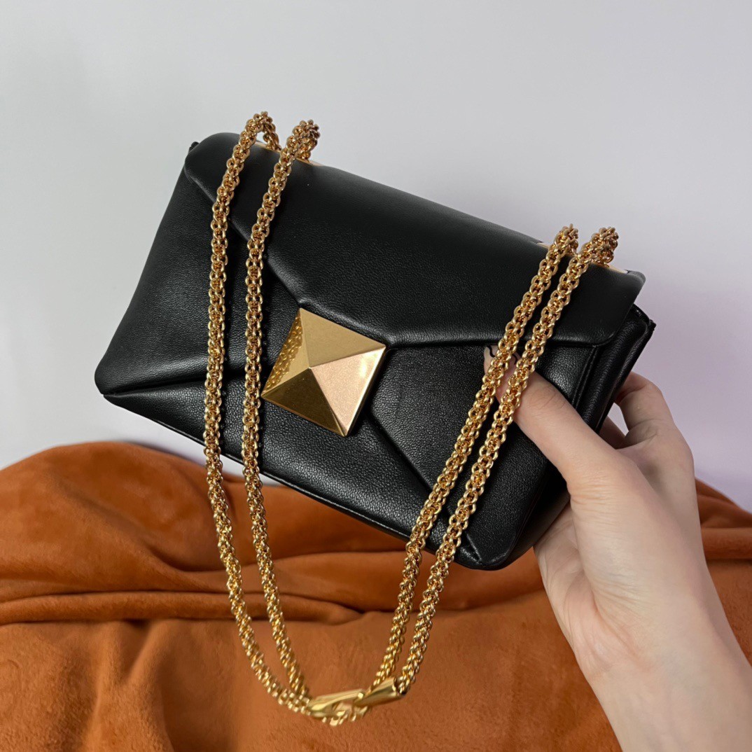 Va1e*ntin0 one stud chain bag in black nappa leather