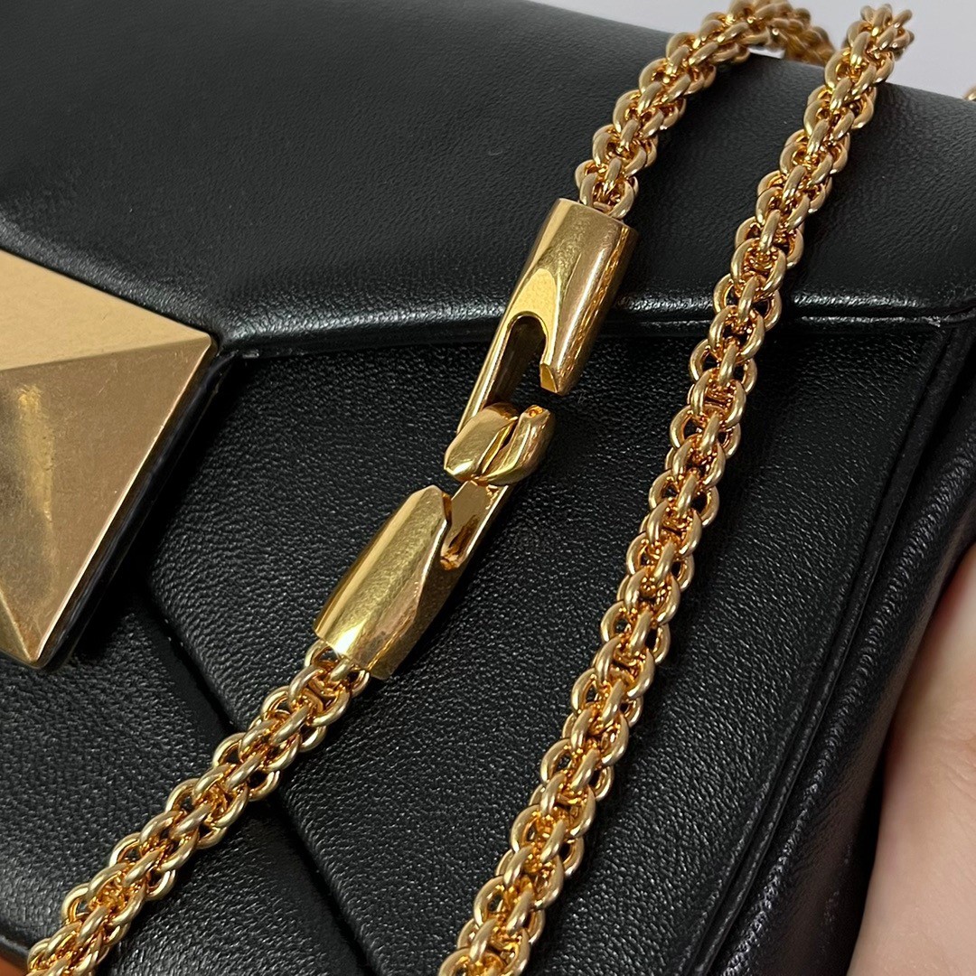 Va1e*ntin0 one stud chain bag in black nappa leather