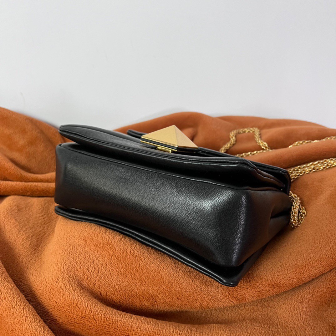 Va1e*ntin0 one stud chain bag in black nappa leather