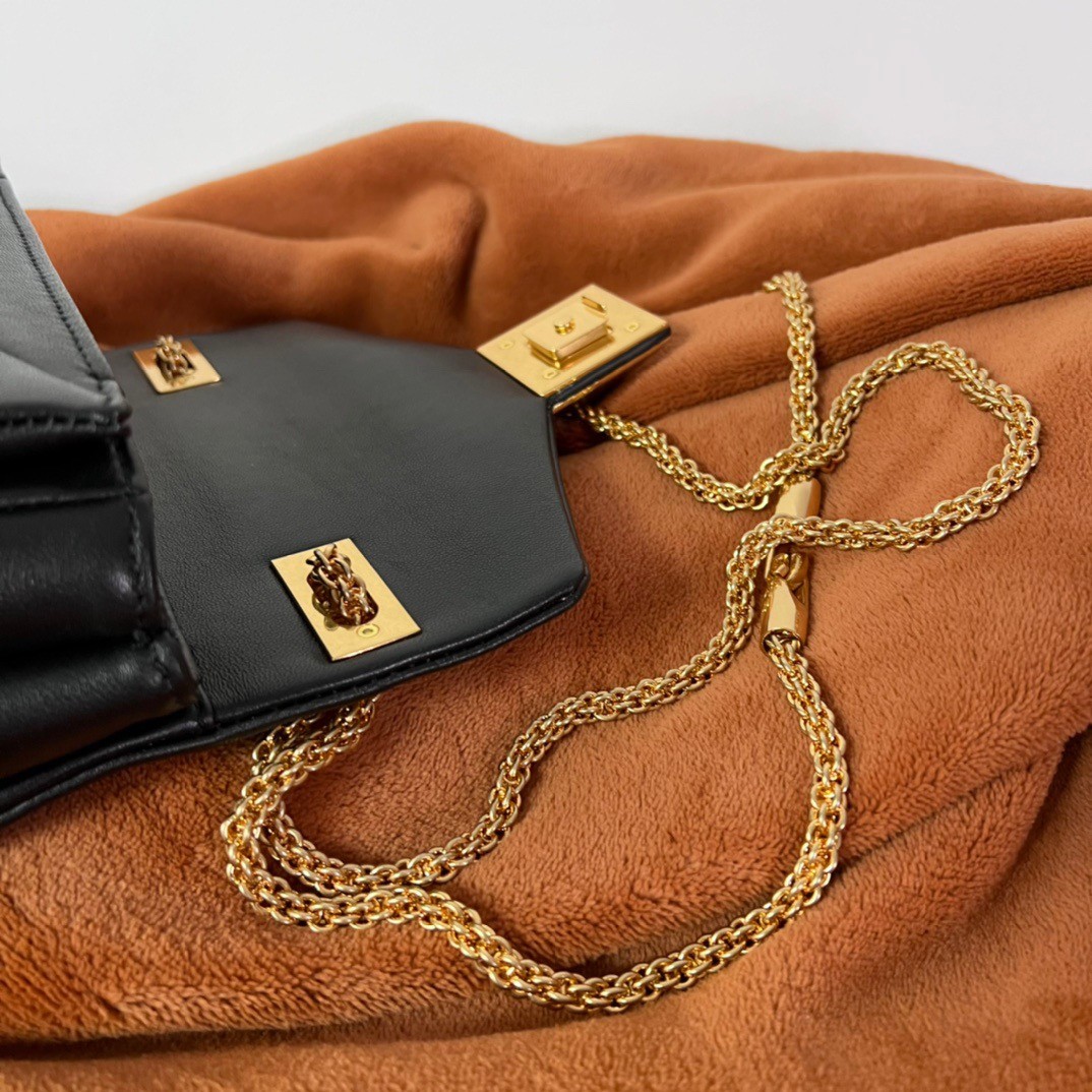 Va1e*ntin0 one stud chain bag in black nappa leather