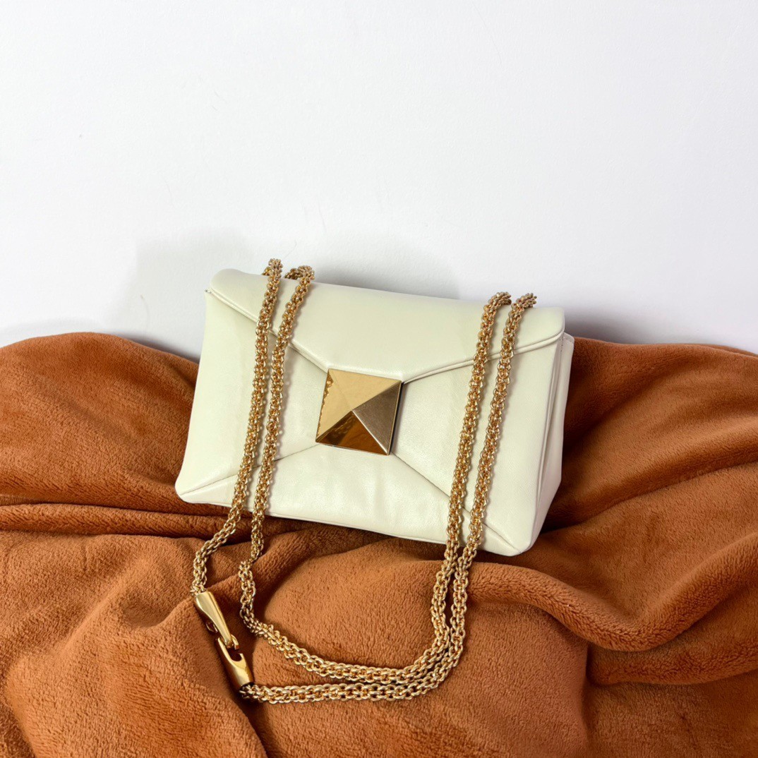 Va1e*ntin0 one stud chain bag in white nappa leather