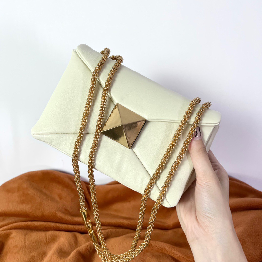 Va1e*ntin0 one stud chain bag in white nappa leather