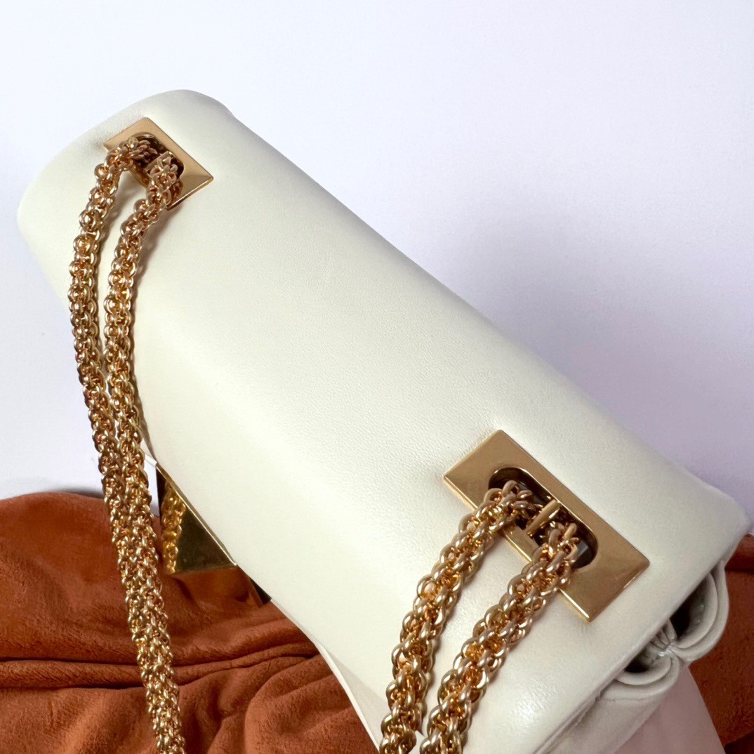 Va1e*ntin0 one stud chain bag in white nappa leather