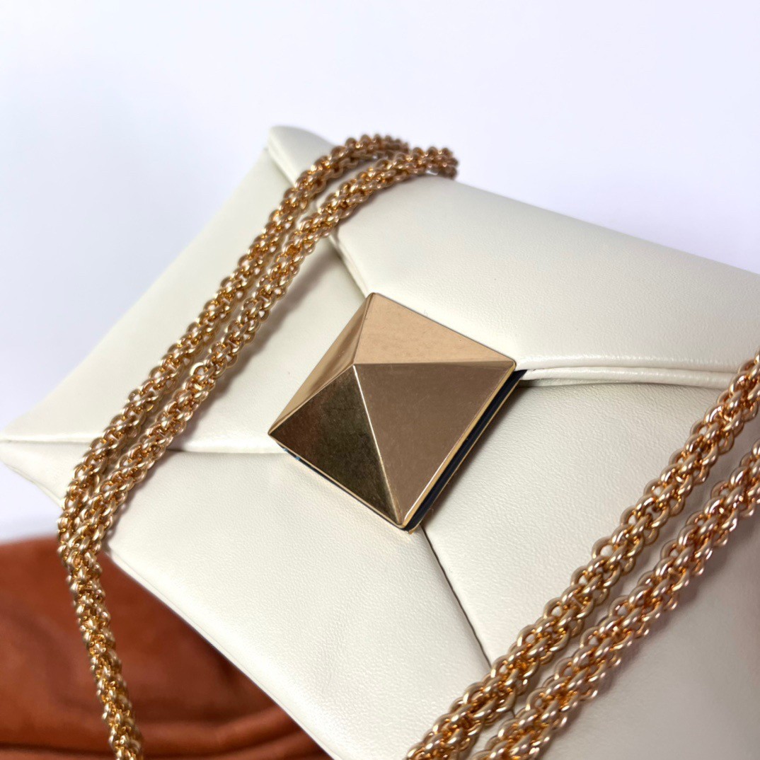 Va1e*ntin0 one stud chain bag in white nappa leather