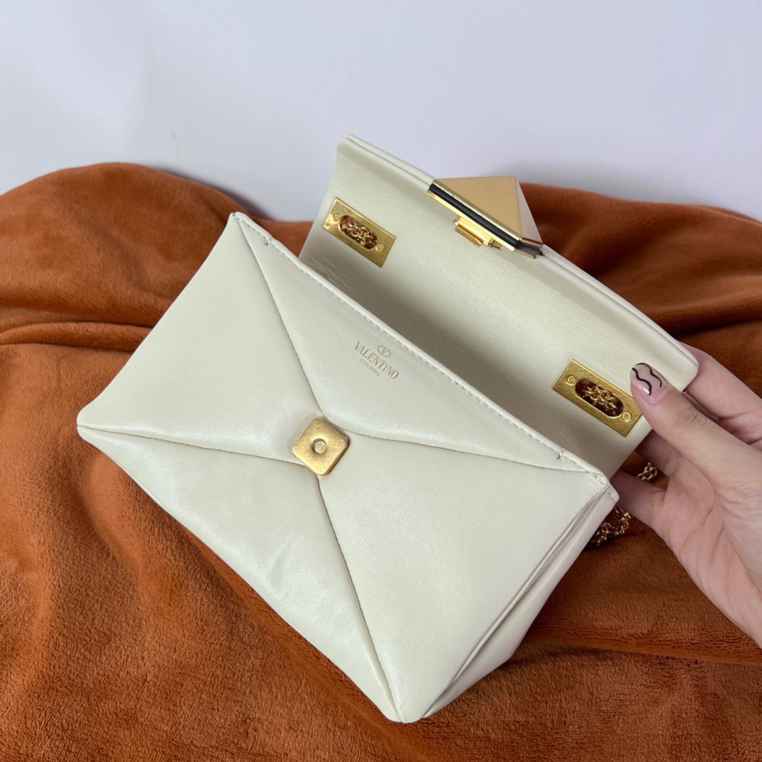 Va1e*ntin0 one stud chain bag in white nappa leather