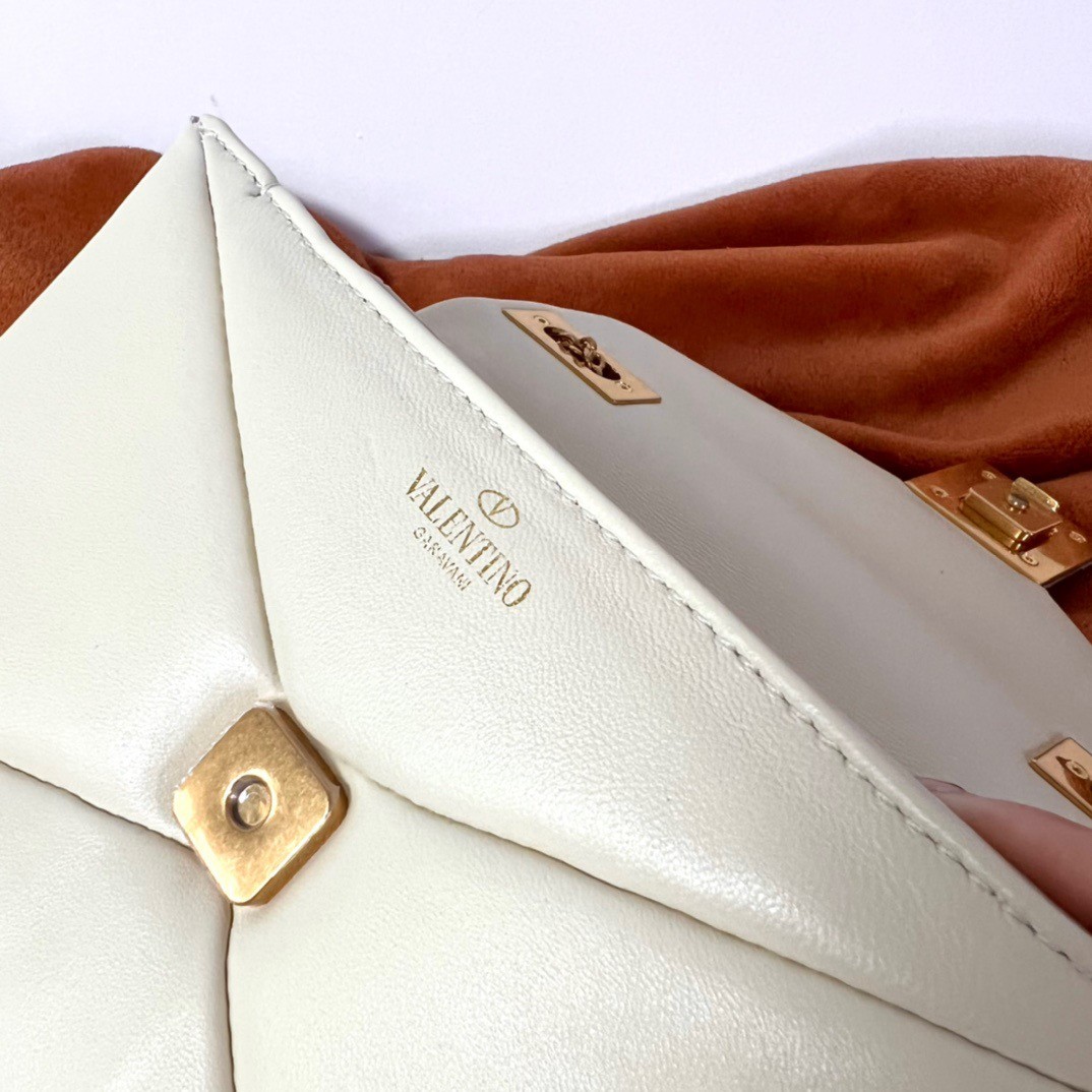Va1e*ntin0 one stud chain bag in white nappa leather