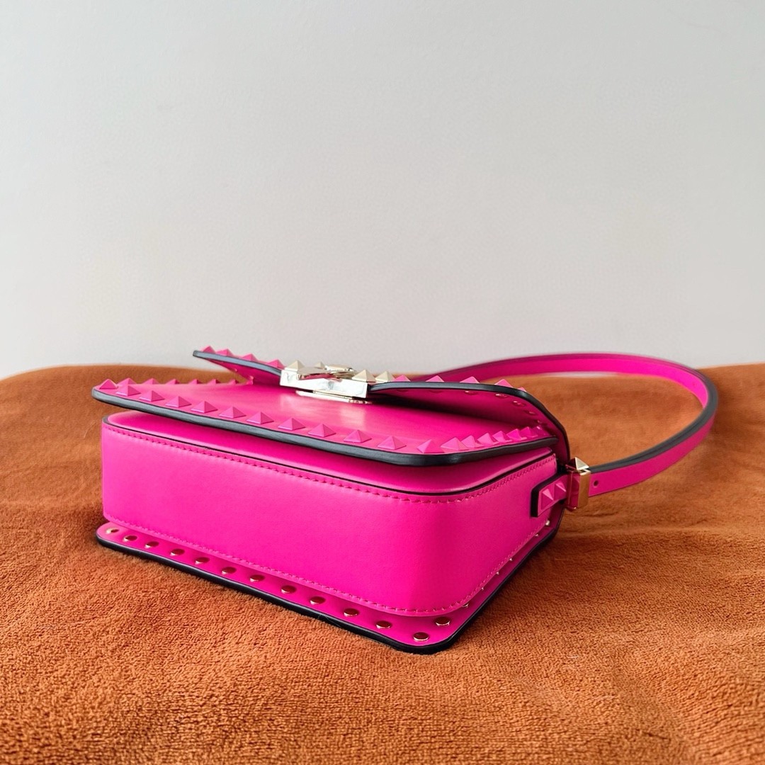 Va1e*ntin0 rockstud23 small shoulder bag in pink calfskin