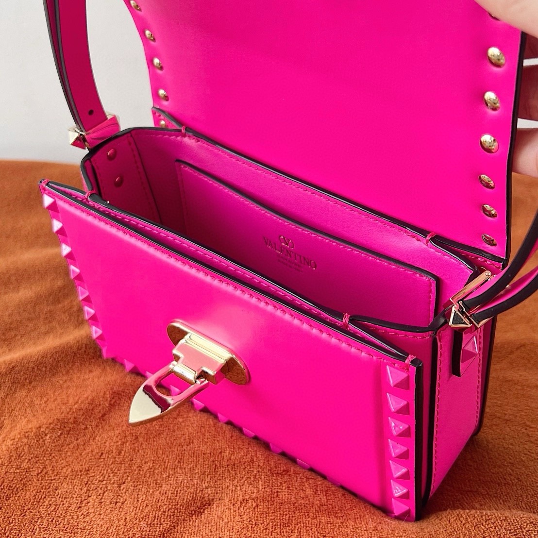 Va1e*ntin0 rockstud23 small shoulder bag in pink calfskin
