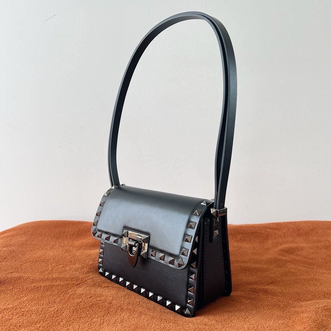 Va1e*ntin0 rockstud23 small shoulder bag in black calfskin