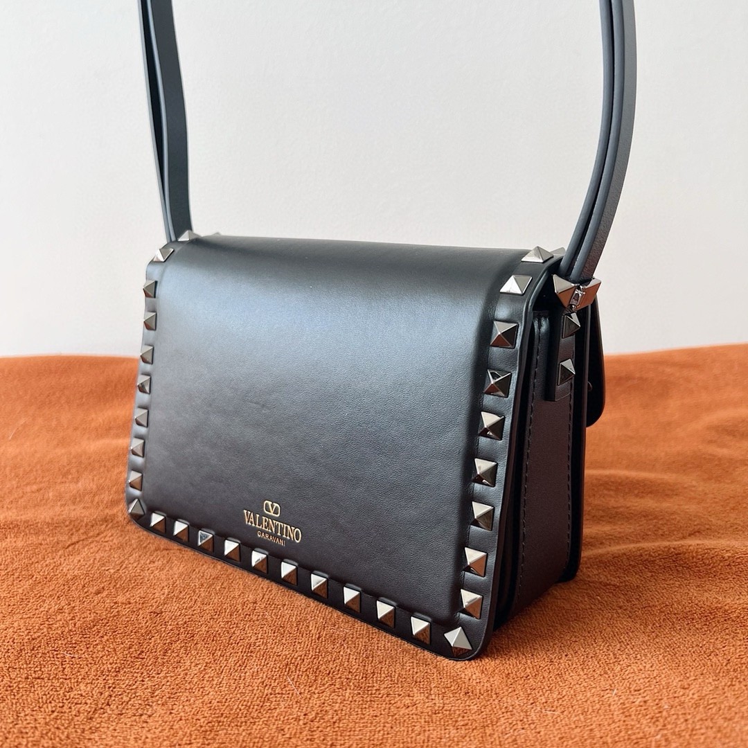 Va1e*ntin0 rockstud23 small shoulder bag in black calfskin