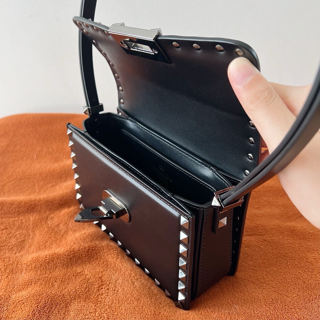 Va1e*ntin0 rockstud23 small shoulder bag in black calfskin