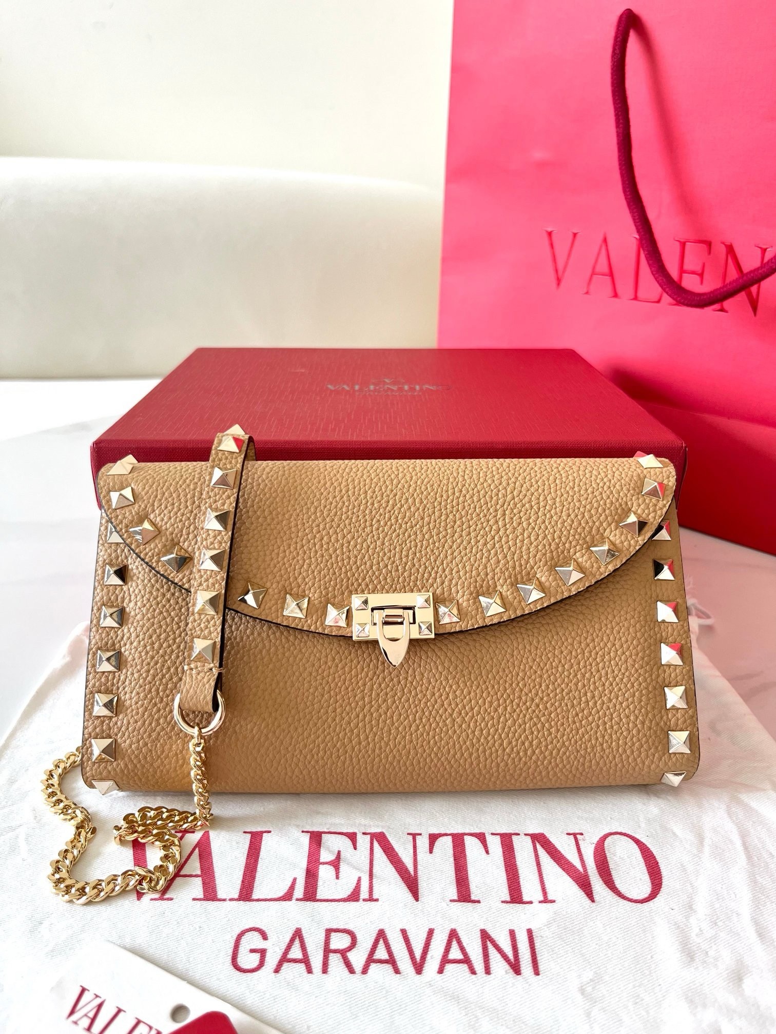 Va1e*ntin0 rockstud wallet with chain in beige grained leather