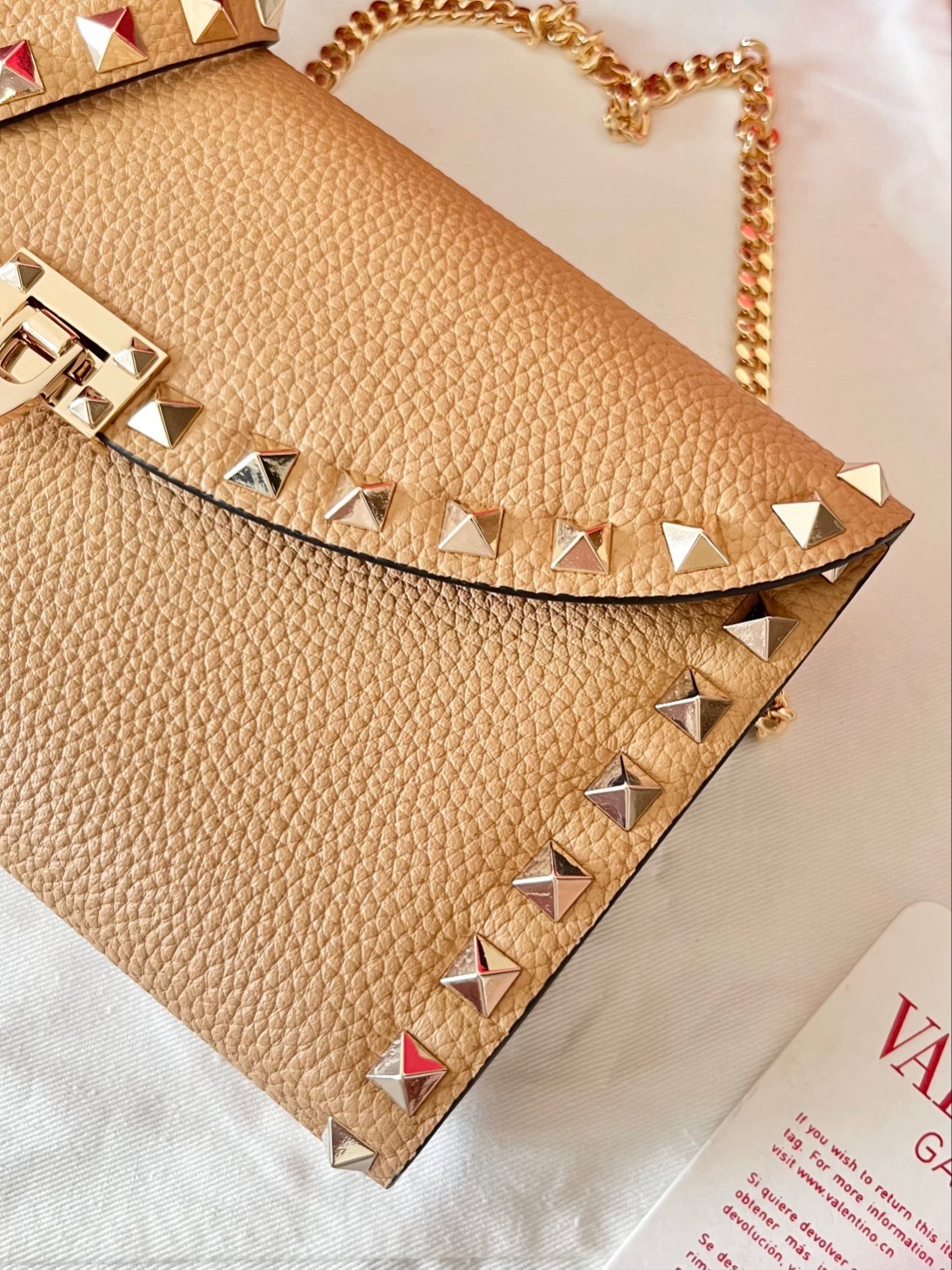 Va1e*ntin0 rockstud wallet with chain in beige grained leather