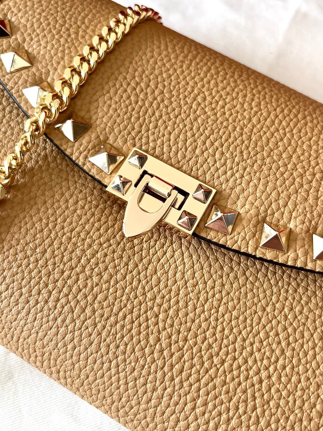 Va1e*ntin0 rockstud wallet with chain in beige grained leather