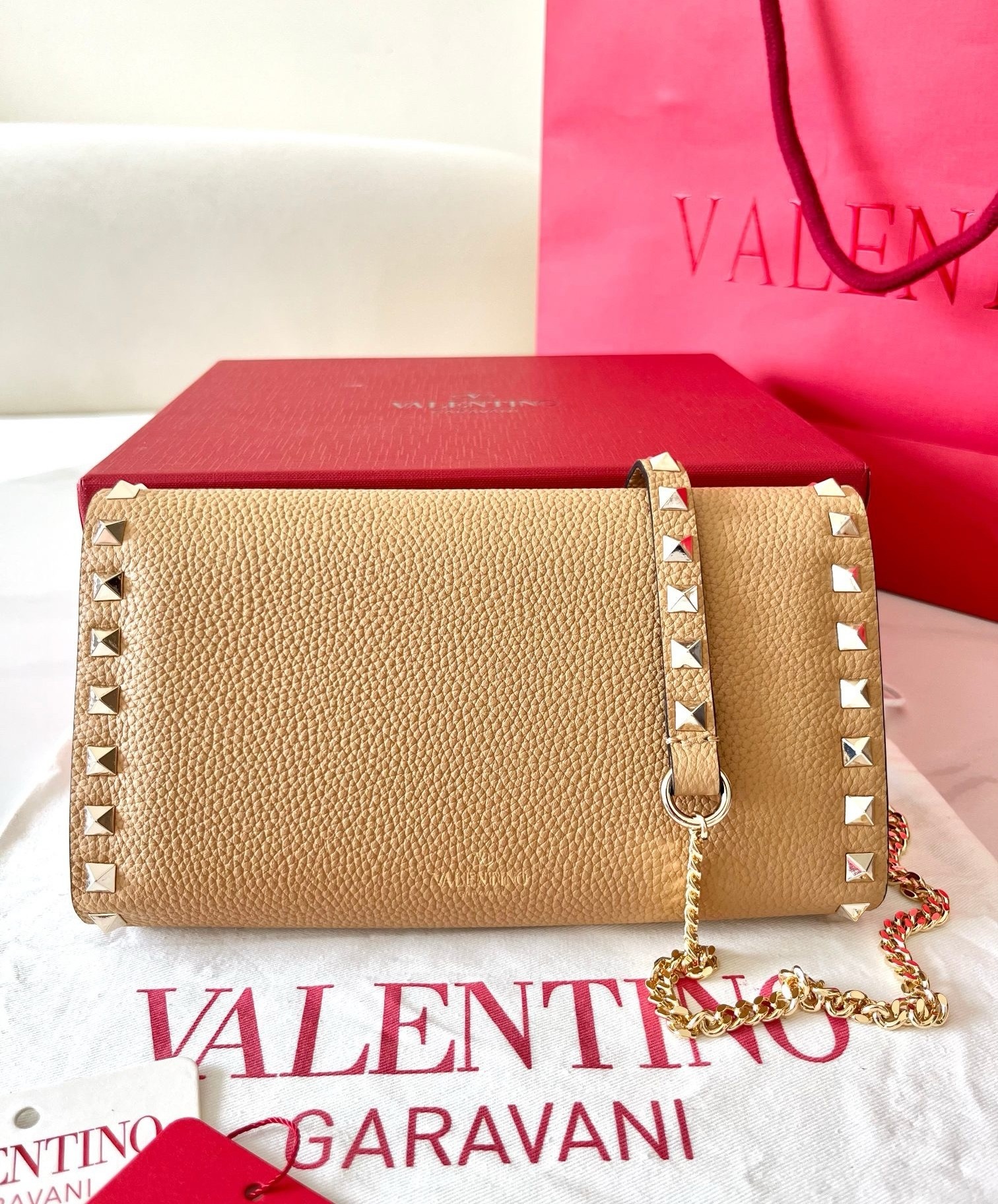 Va1e*ntin0 rockstud wallet with chain in beige grained leather
