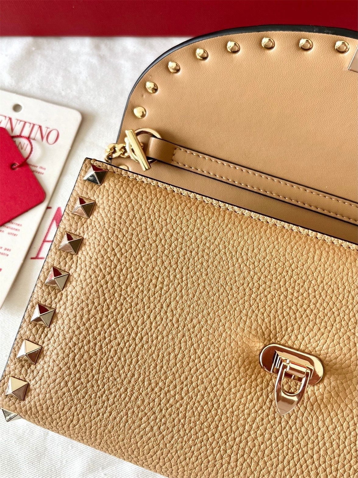 Va1e*ntin0 rockstud wallet with chain in beige grained leather
