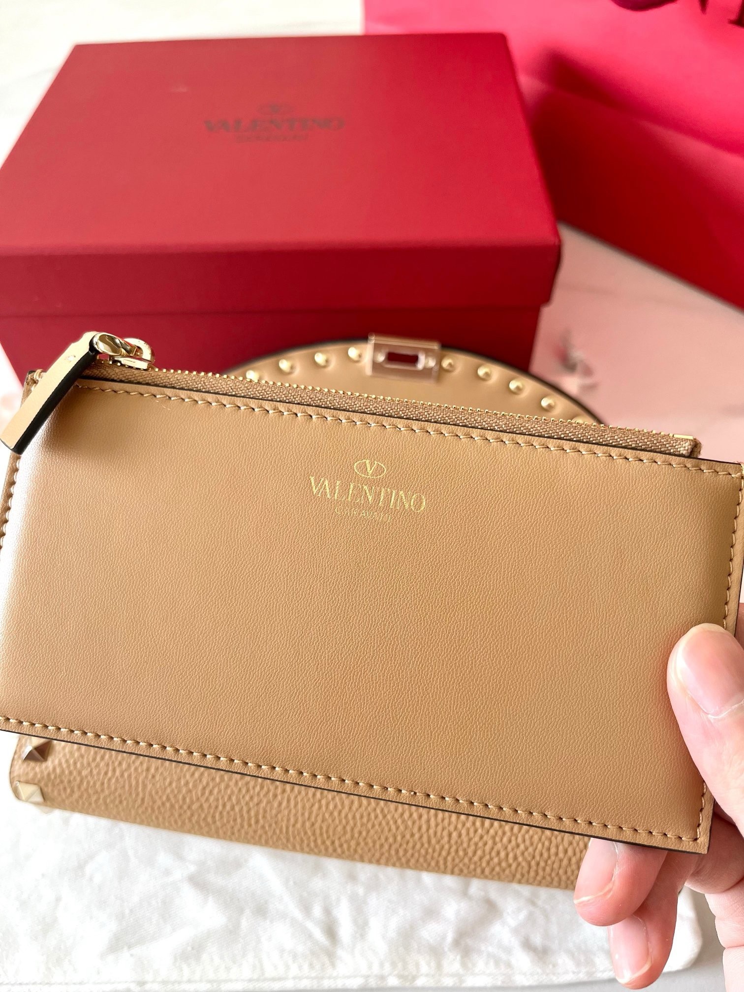 Va1e*ntin0 rockstud wallet with chain in beige grained leather