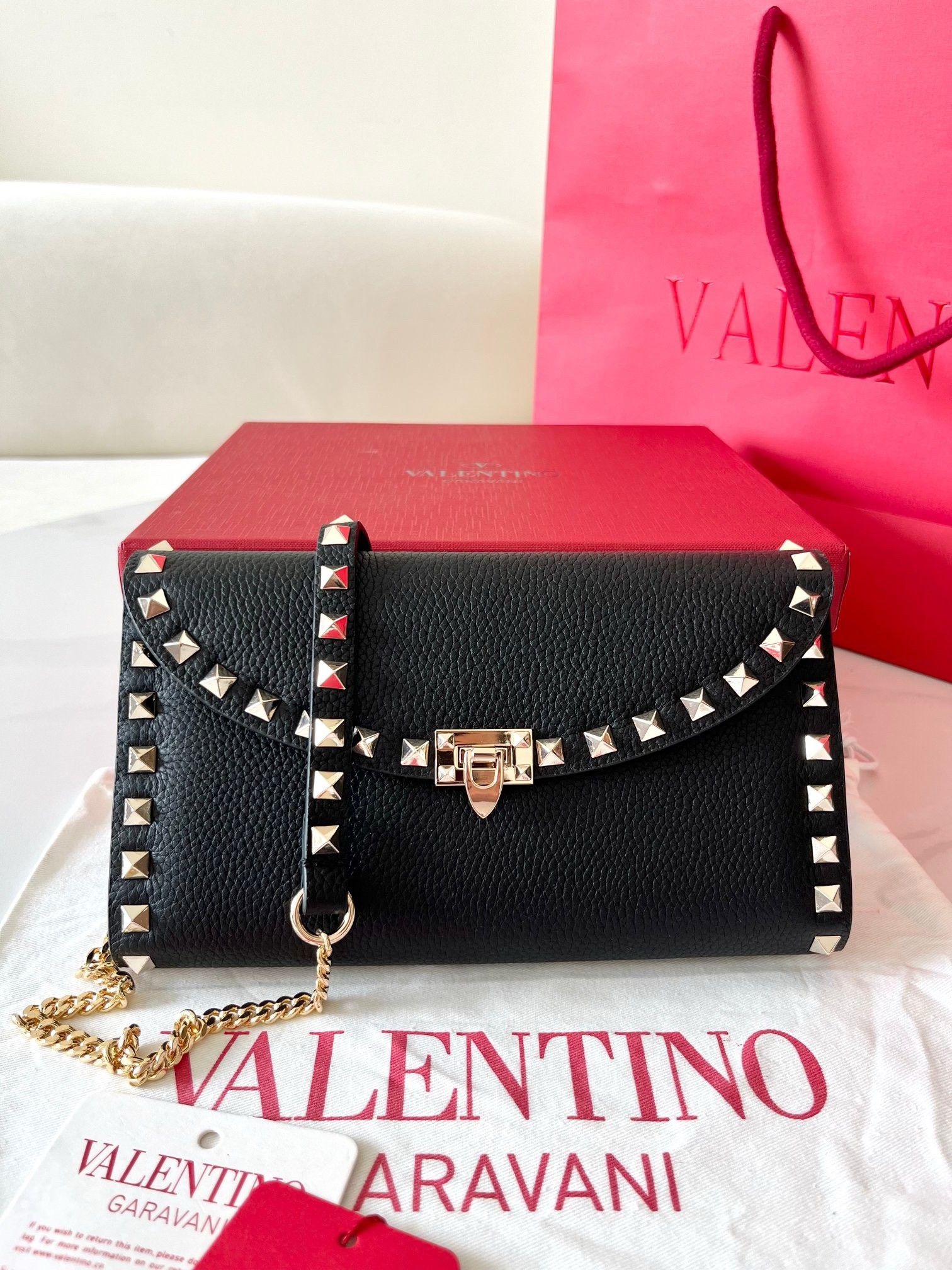 Va1e*ntin0 rockstud wallet with chain in black grained leather