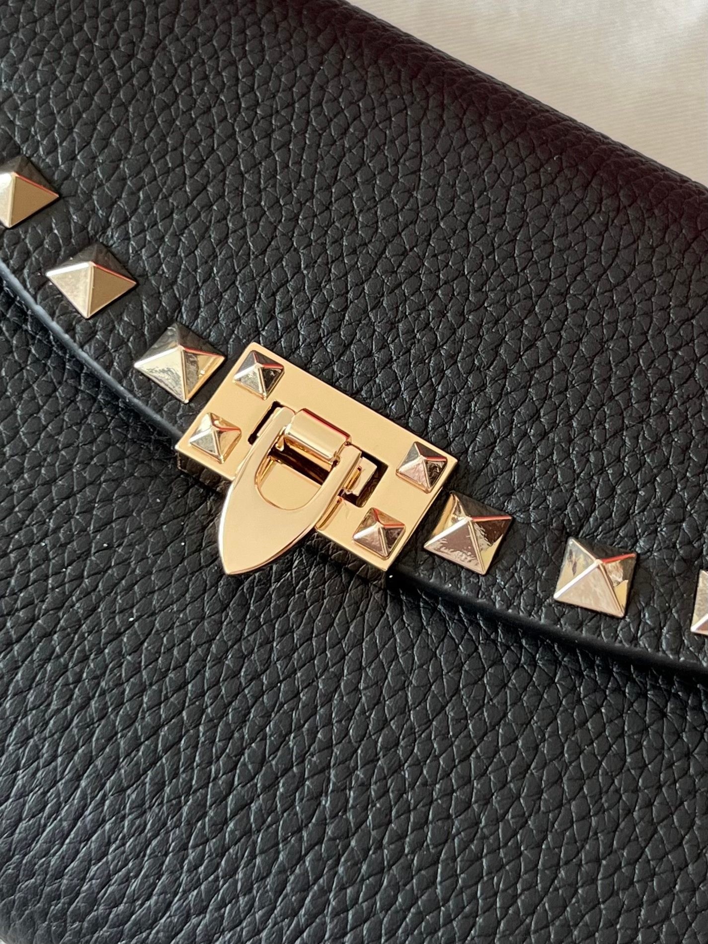 Va1e*ntin0 rockstud wallet with chain in black grained leather