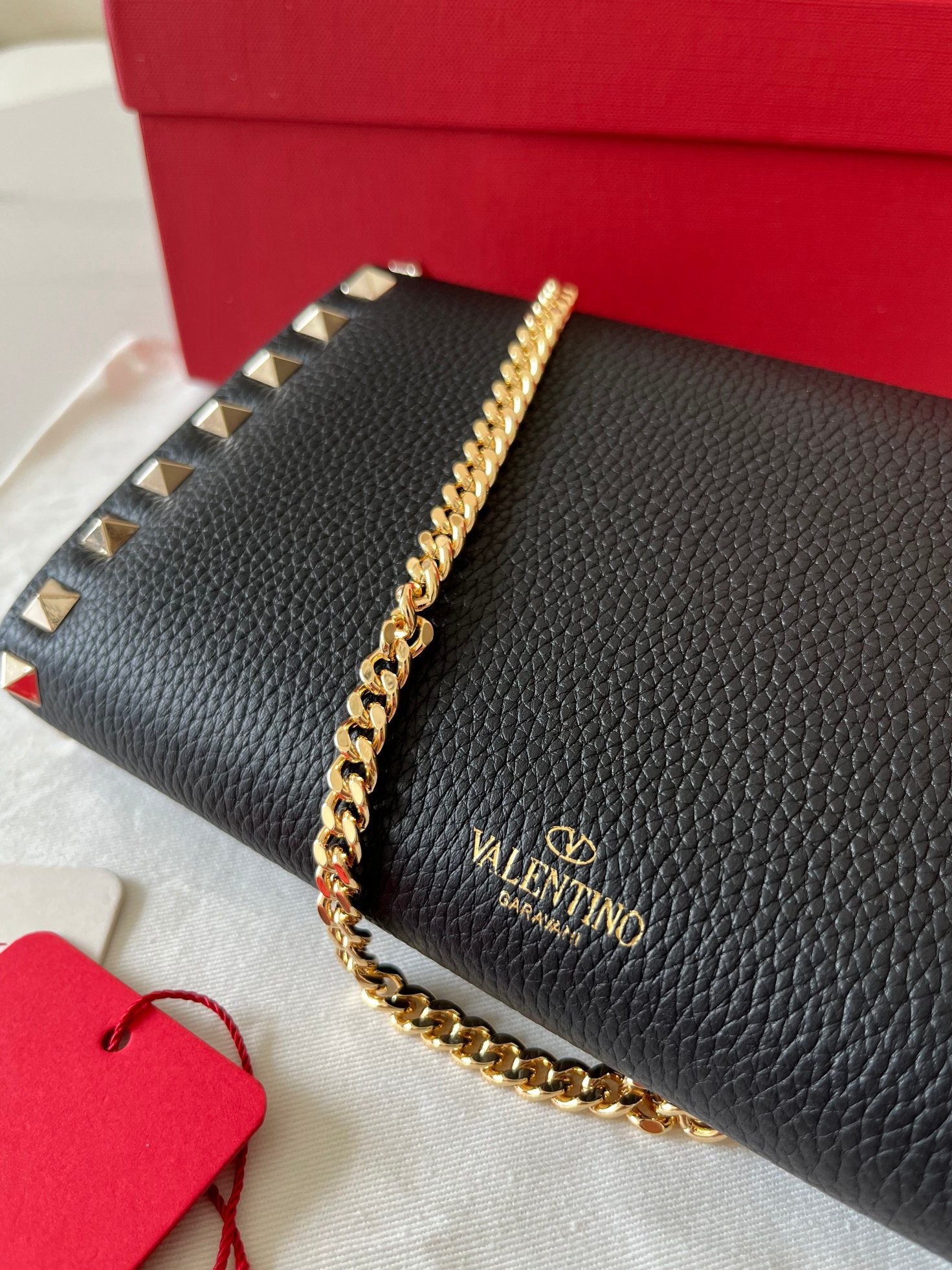 Va1e*ntin0 rockstud wallet with chain in black grained leather