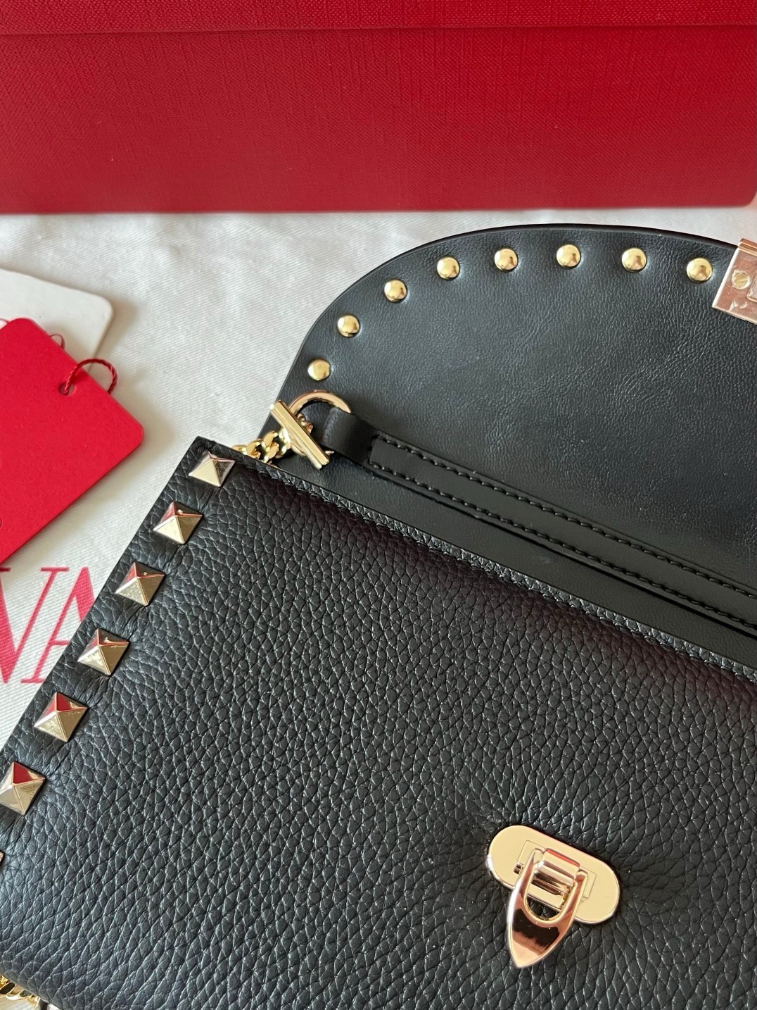 Va1e*ntin0 rockstud wallet with chain in black grained leather