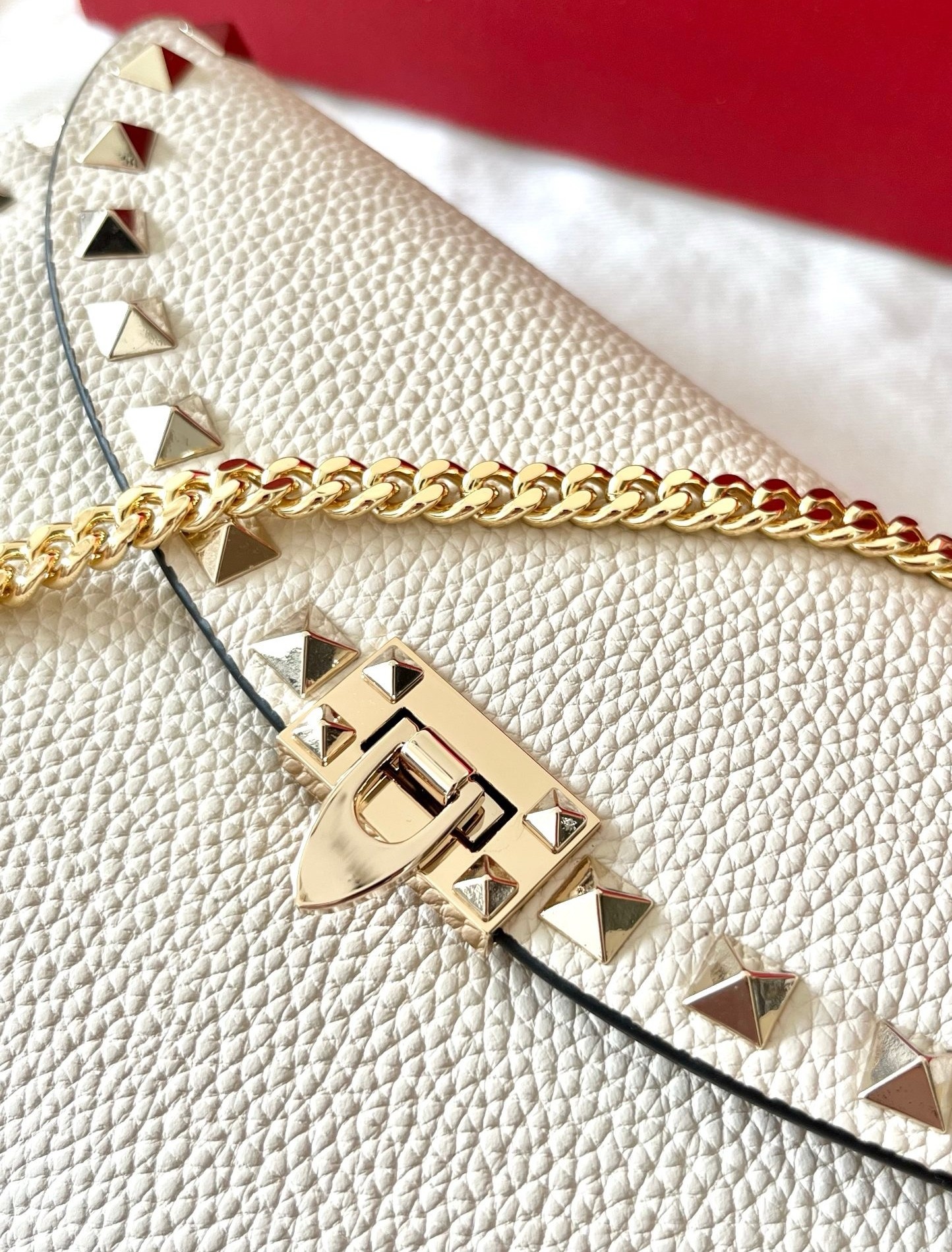 Va1e*ntin0 rockstud wallet with chain in white grained leather