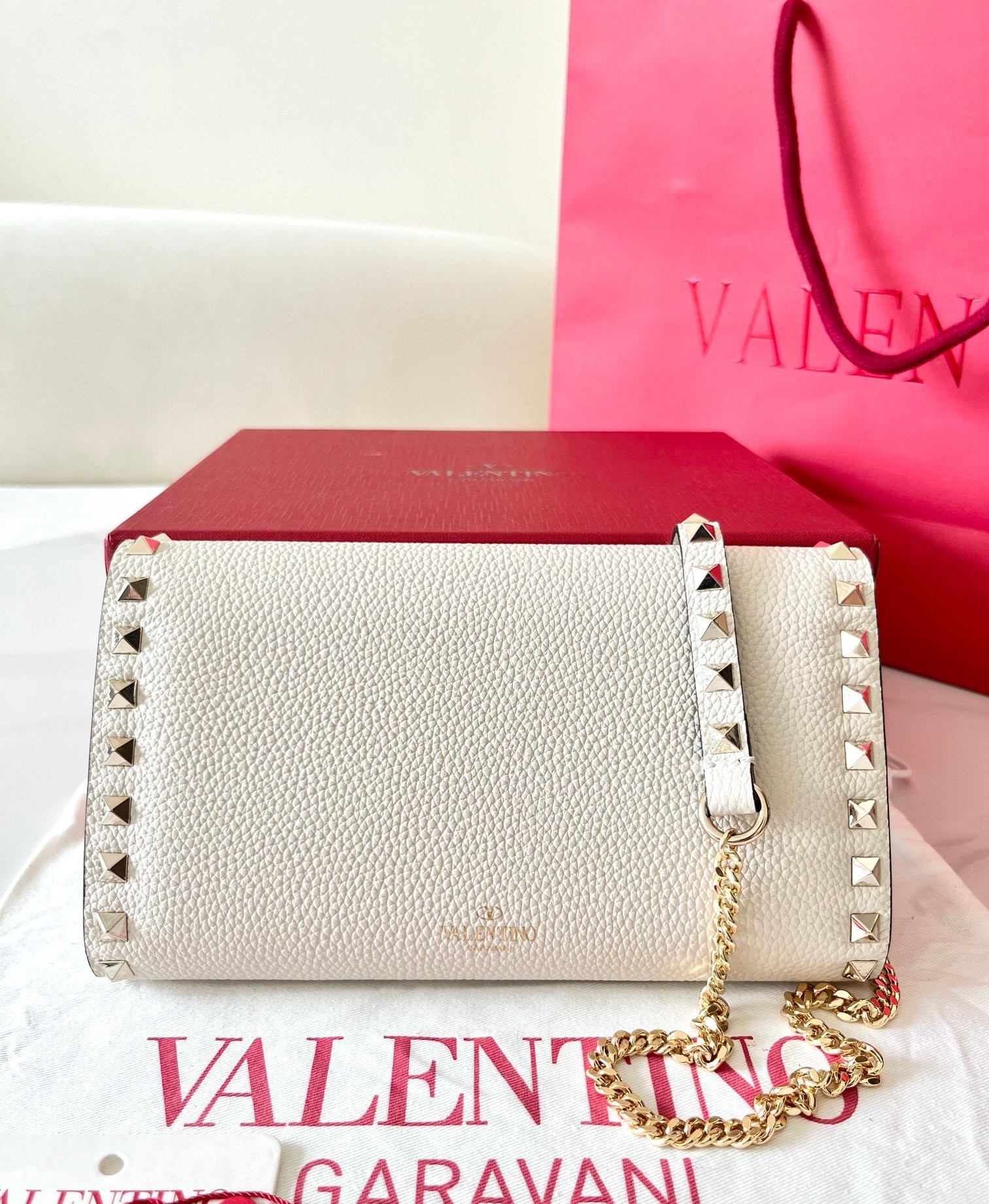 Va1e*ntin0 rockstud wallet with chain in white grained leather