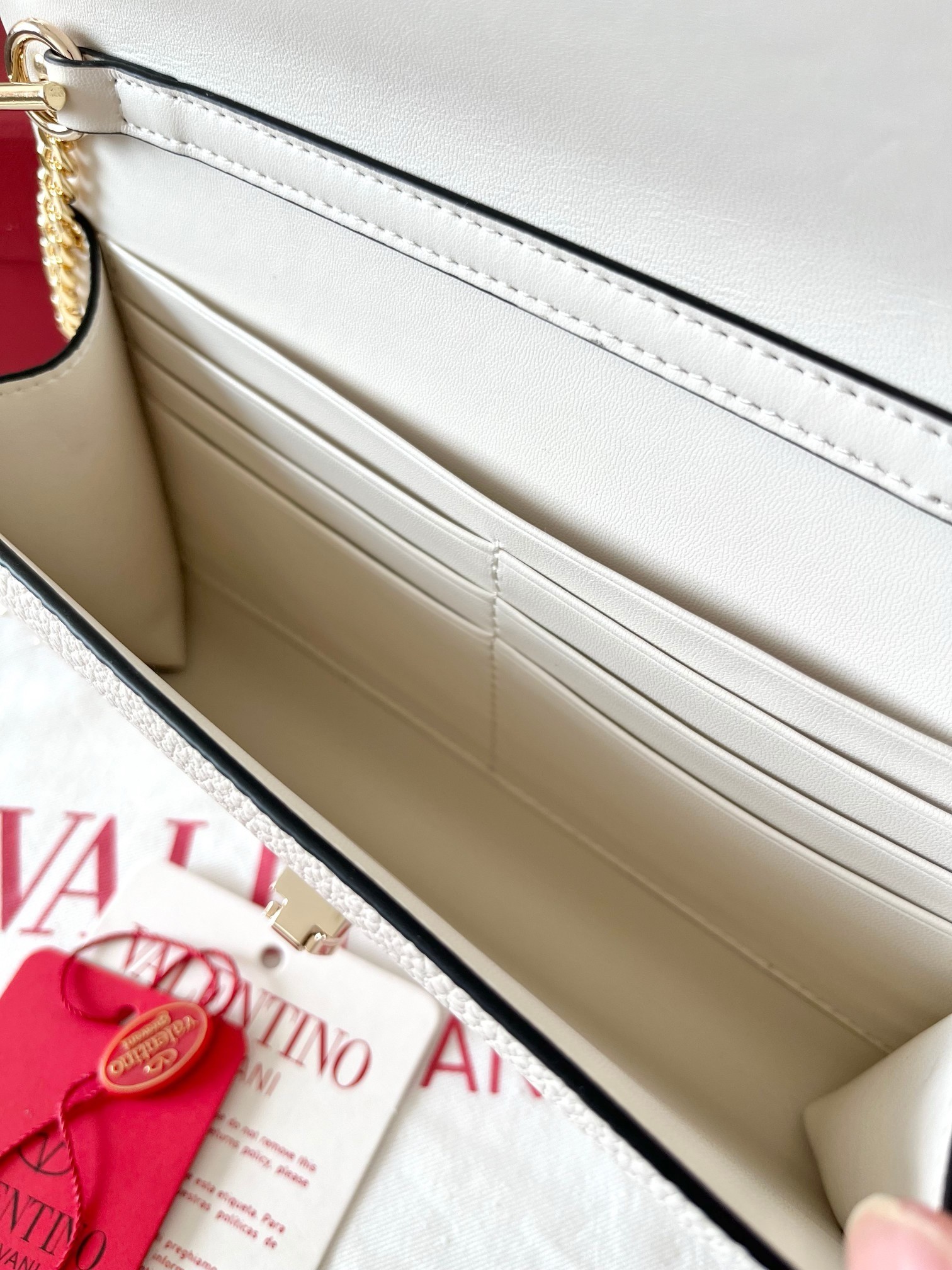 Va1e*ntin0 rockstud wallet with chain in white grained leather