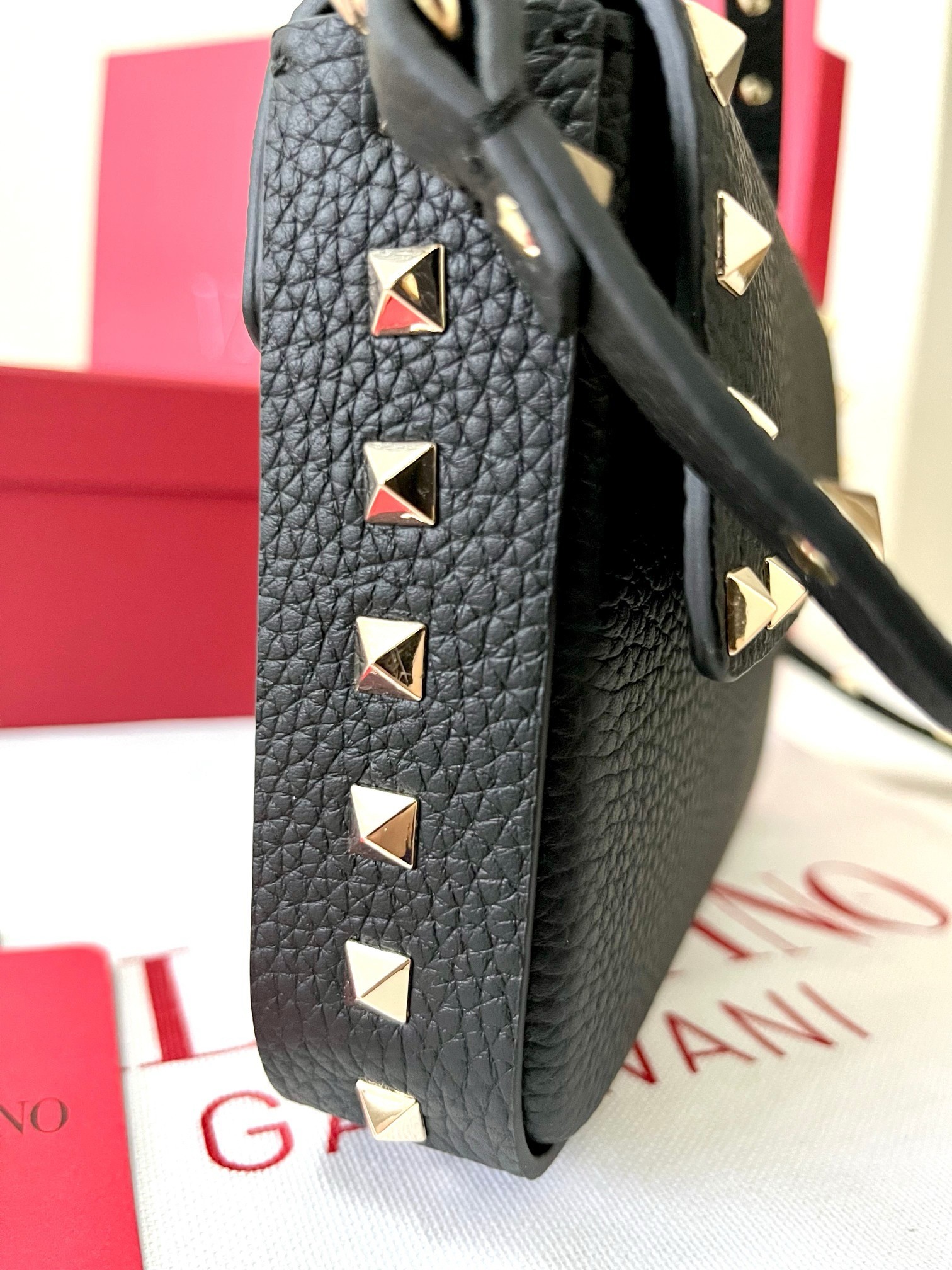 Va1e*ntin0 rockstud pouch bag in black grained leather