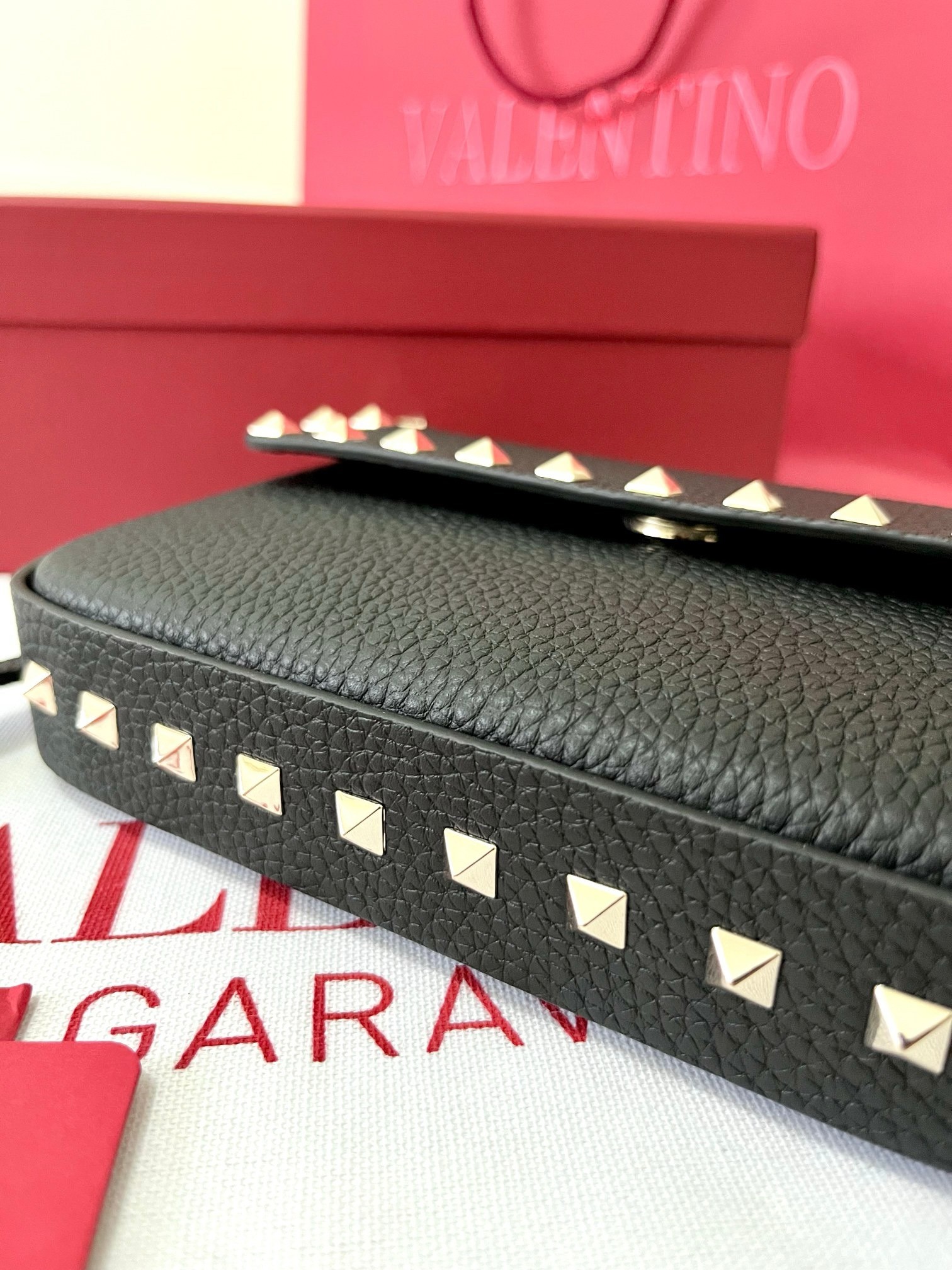 Va1e*ntin0 rockstud pouch bag in black grained leather