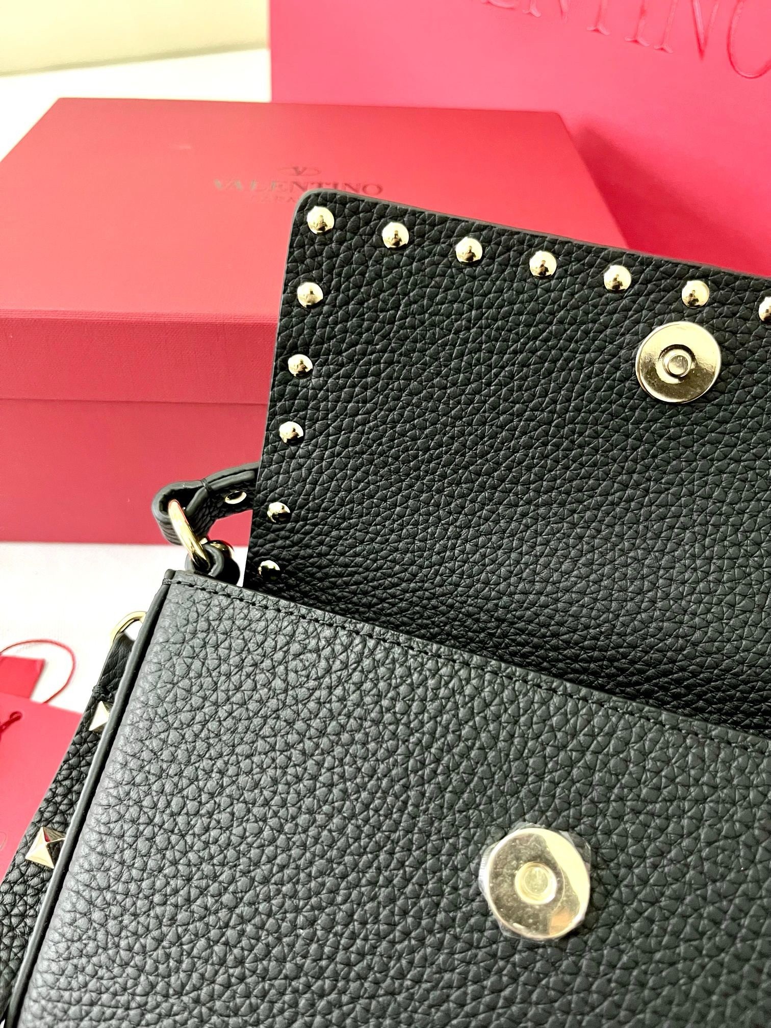 Va1e*ntin0 rockstud pouch bag in black grained leather