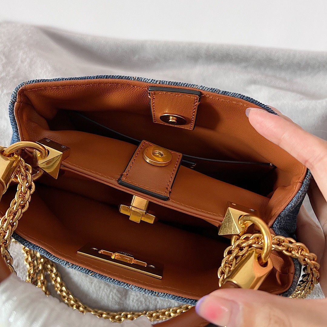 va1e*ntin0 roman stud small top handle bag in De*1m