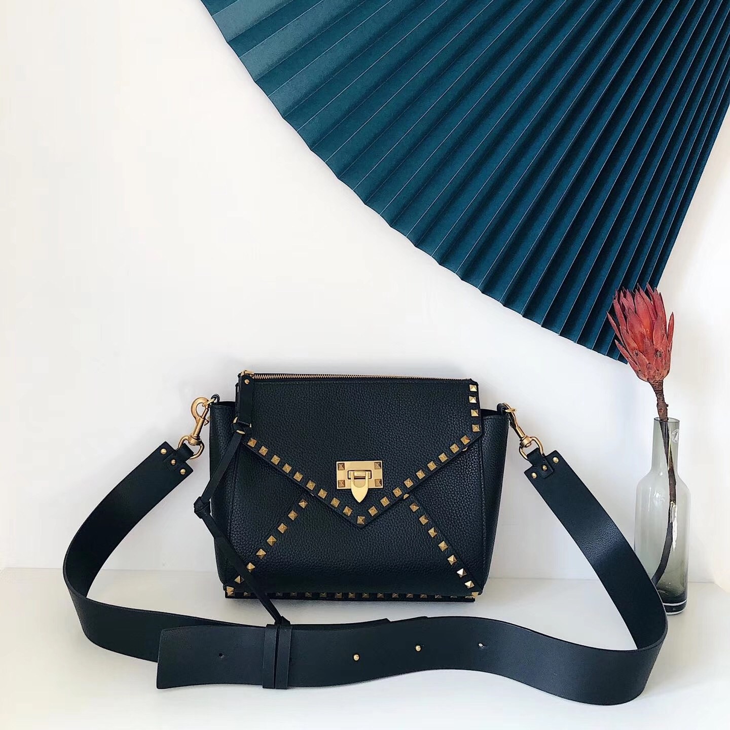 Va1e*ntin0 rockstud hype bag in black grained calfskin
