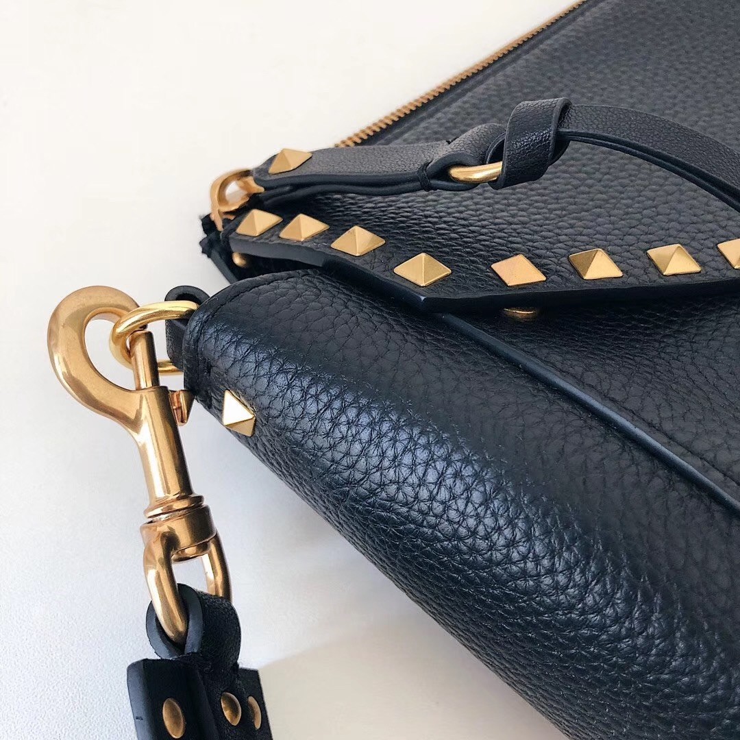 Va1e*ntin0 rockstud hype bag in black grained calfskin