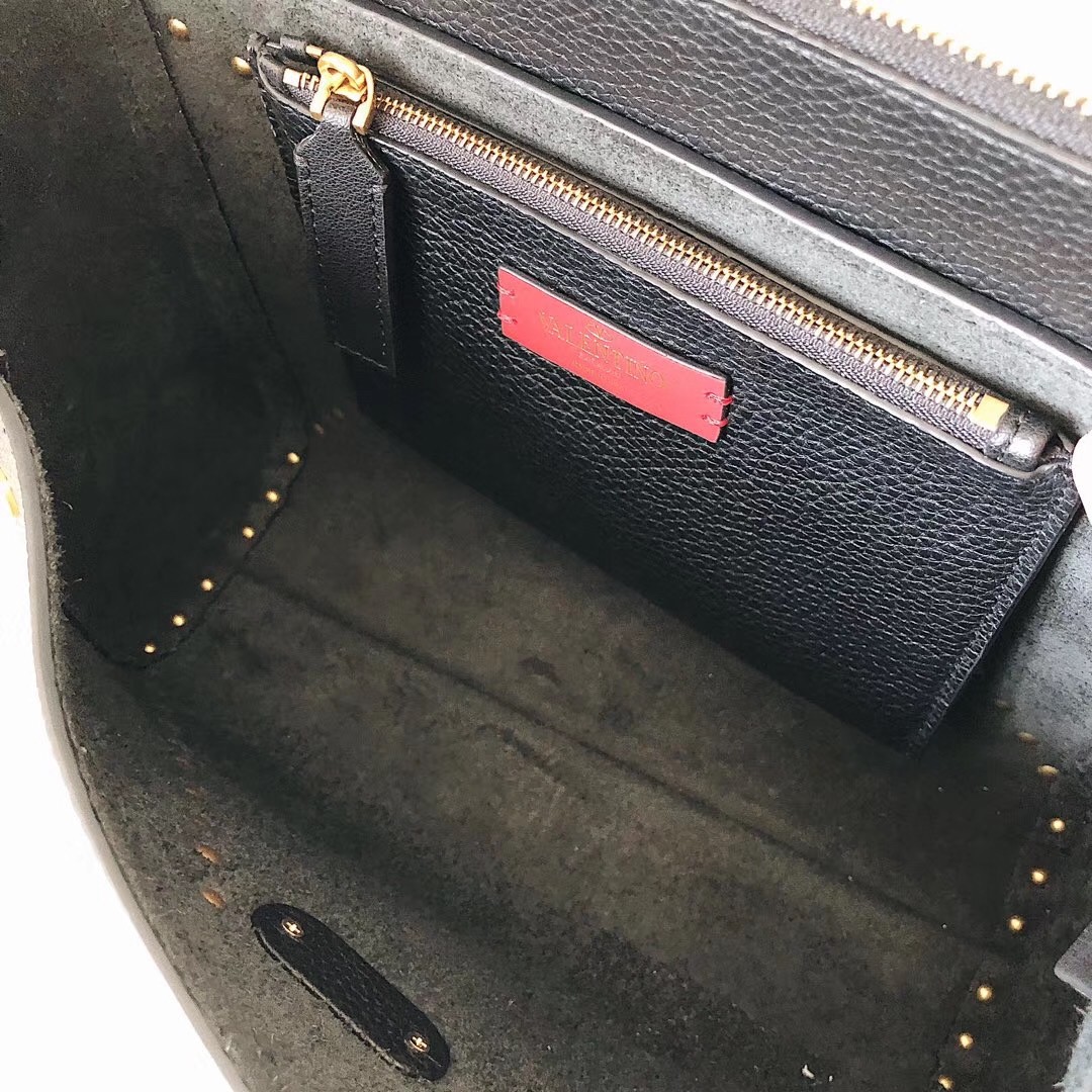 Va1e*ntin0 rockstud hype bag in black grained calfskin