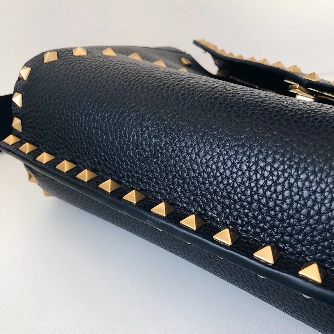Va1e*ntin0 rockstud hype bag in black grained calfskin