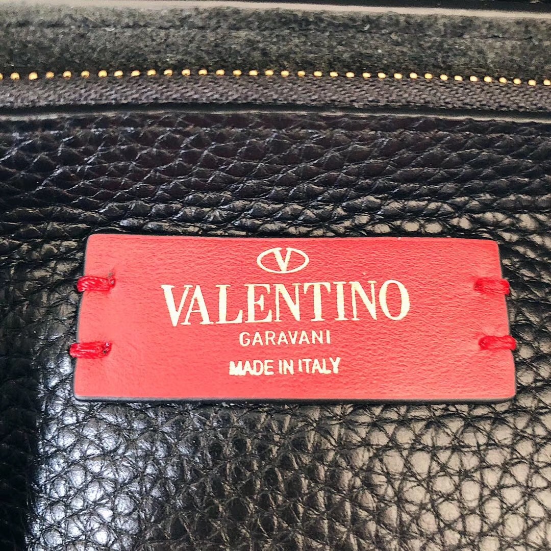 Va1e*ntin0 rockstud hype bag in black grained calfskin