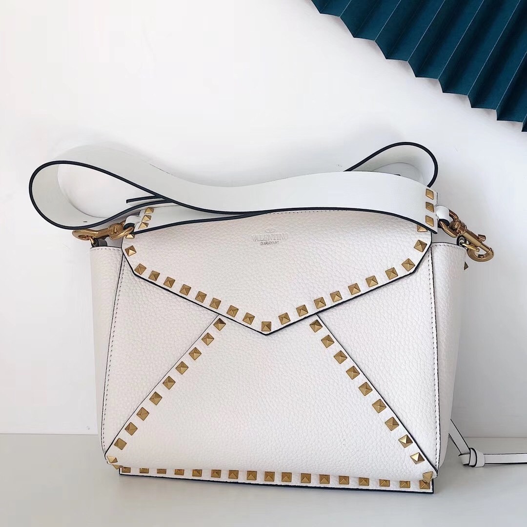 Va1e*ntin0 rockstud hype bag in white grained calfskin