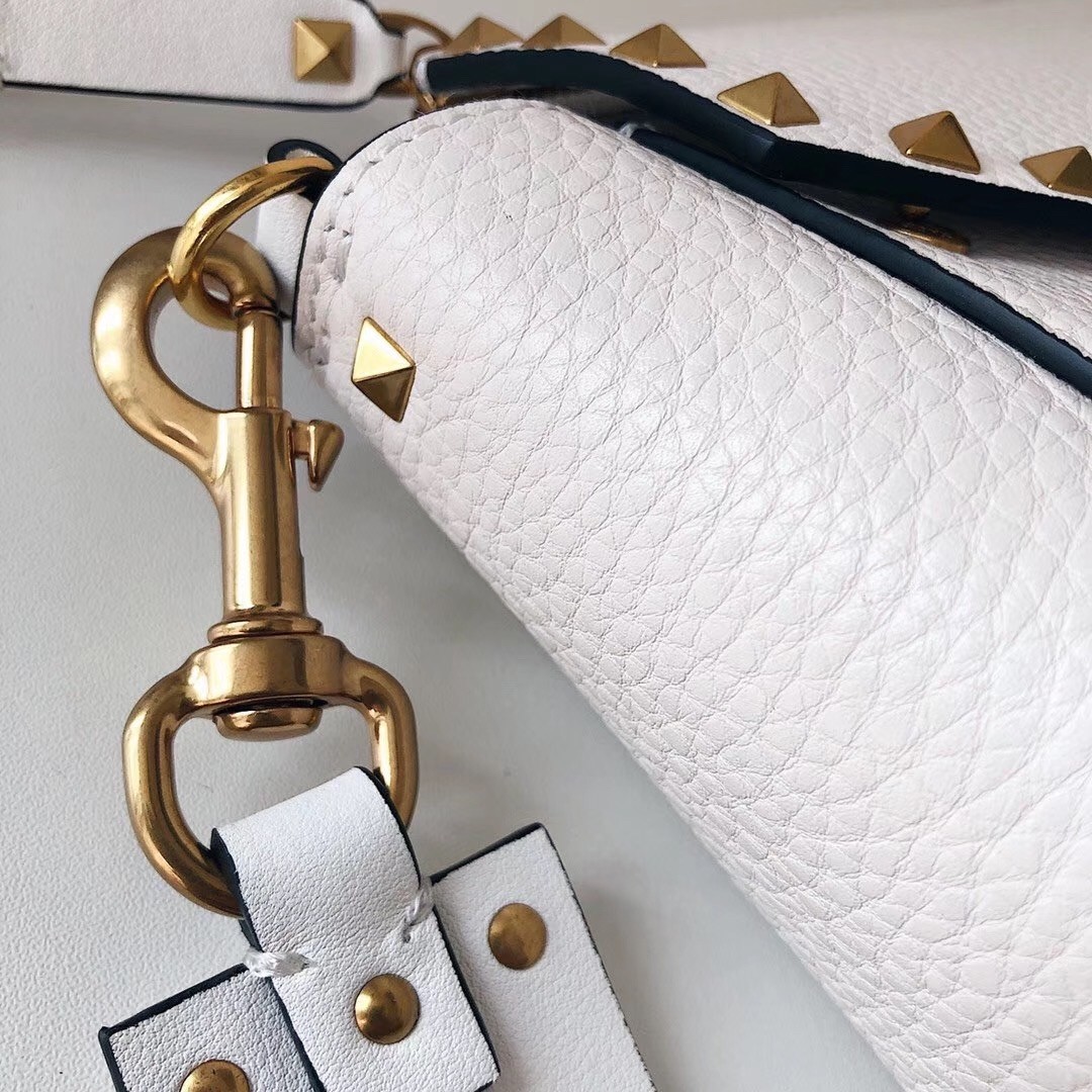 Va1e*ntin0 rockstud hype bag in white grained calfskin