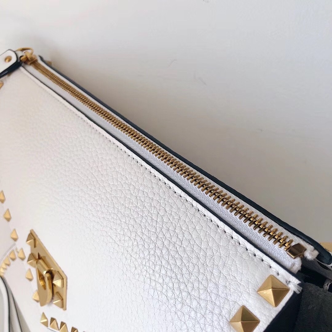 Va1e*ntin0 rockstud hype bag in white grained calfskin